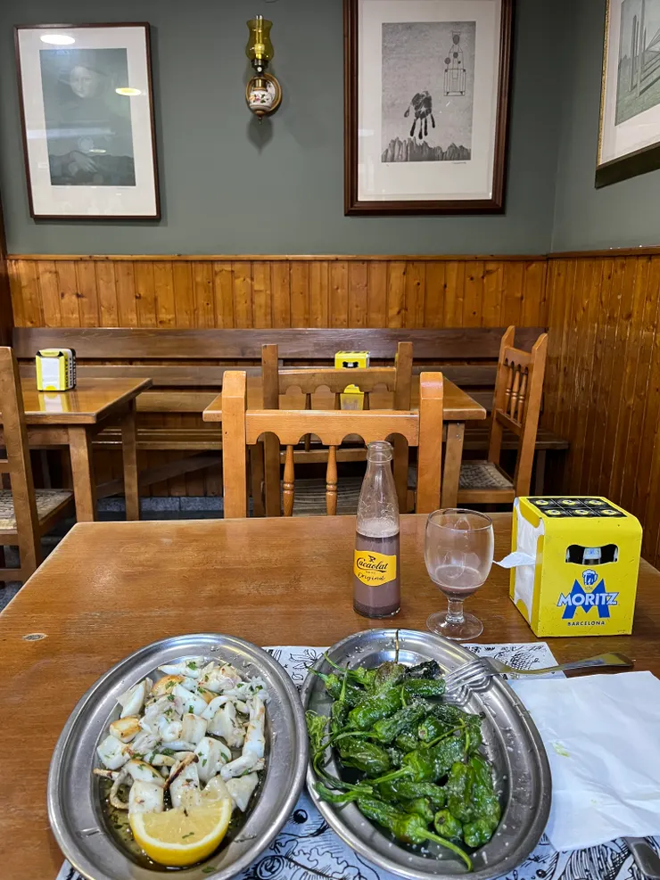 左: Sepia花枝，我在巴塞最愛吃的海鮮 / 右: Pimiento 烤小青椒(不辣)