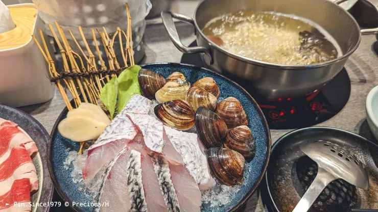 海鱸魚+蛤蜊海鮮雙拼：火鍋煮海鱸魚太美味了！蛤蜊很大顆喔！