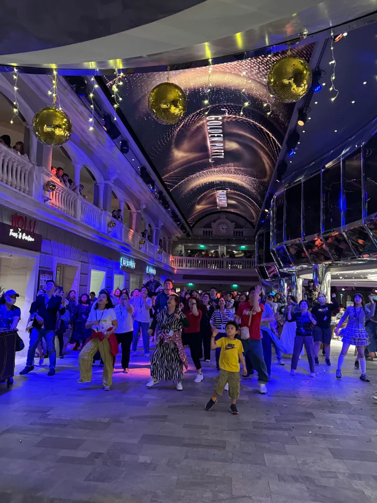 從正面拍還蠻震撼的！後面超多人，這個小黃衣服人相當顯眼！天花板的螢幕也有搭配party主題喔！