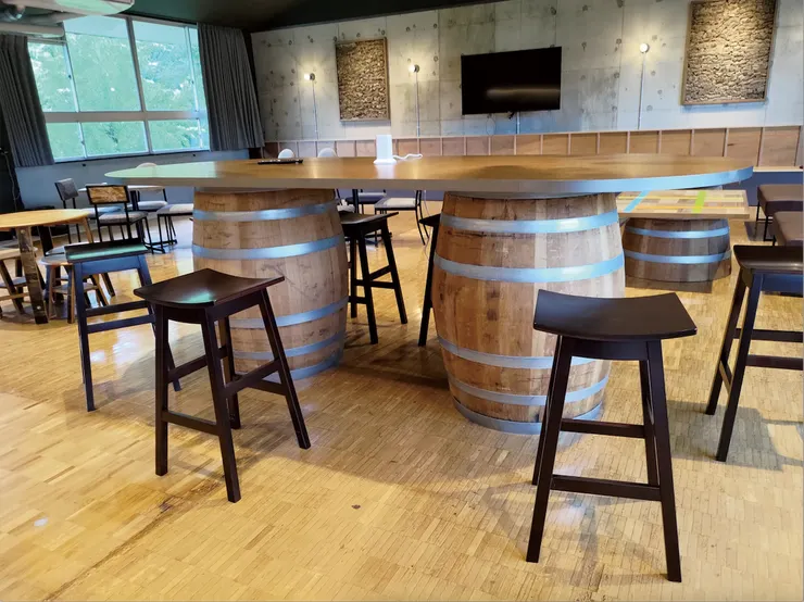 ▲山鹿基地的工作檯是以舊物新用的酒發酵桶巧思再生製成。
