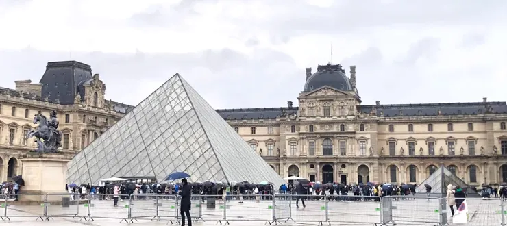 羅浮宮(Palais de Louvre)，陰天安排博物館行程還可以躲雨。