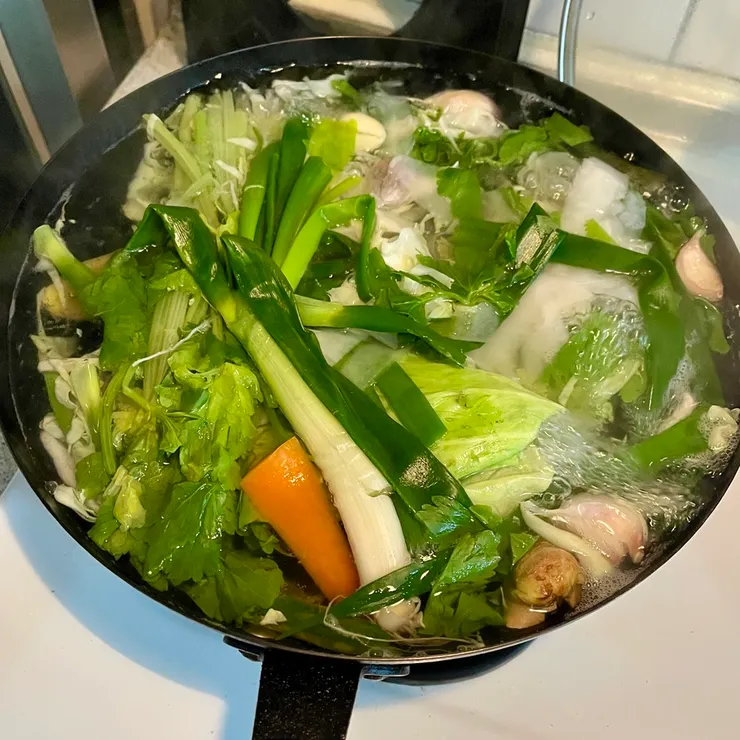 各種菜尾的蔬菜高湯，有高麗菜心、紅蘿蔔、白蘿蔔皮、蔥、洋蔥、蒜頭、芹菜、薑等