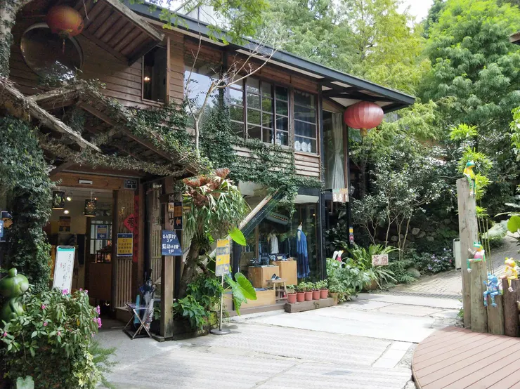 喜歡園區充滿綠意的感覺，照片上的藍染商店商品都非常美