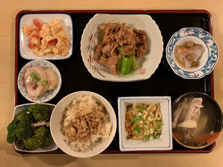 2019年石川縣加賀市台灣料理餐會最後的菜色：蕃茄炒蛋、沙茶炒牛肉、樹子蒸魚、醉雞、涼拌花椰菜、滷肉飯、乾麵、竹筍雞湯。現在看…在場吃完的日本人應該都會覺得太飽吧！