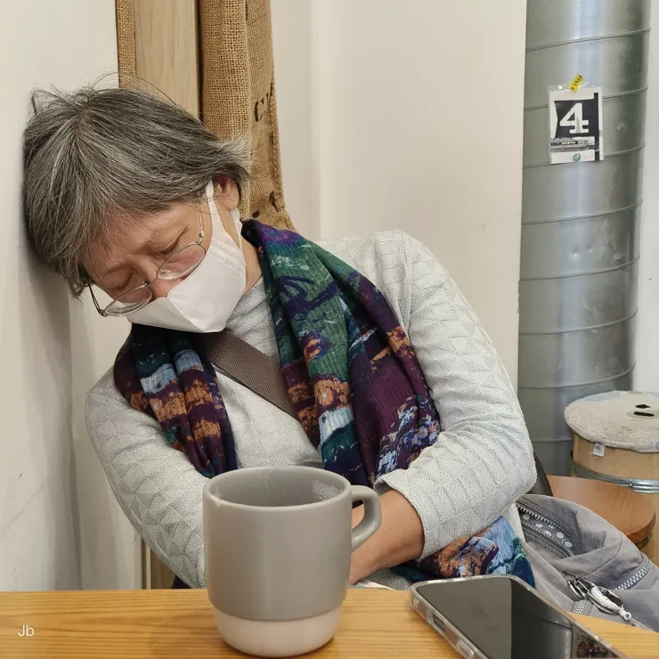 【經過半夜的折騰，送萬萬上學後，回到古亭，見咖啡杯測研究室這名字有意思，便進去坐坐，老婆已顯不支。】