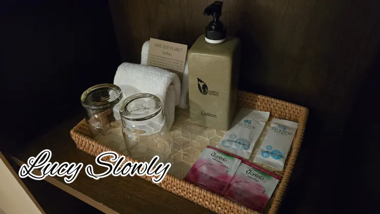 海濱小屋雙人房廁所旁邊的櫃子有毛巾、防蚊乳液、一般乳液、棉花棒。