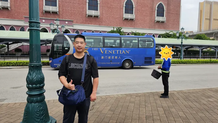我身後是澳門威尼斯人的免費穿梭巴士!