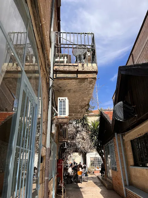 民宿門外一景,遠方有個可愛咖啡店 Art Cafe,後來成了我們在耶路撒冷最愛的咖啡店之一