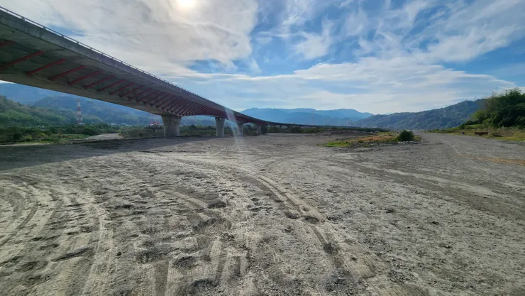 道路盡頭開始出現比較深的車轍。