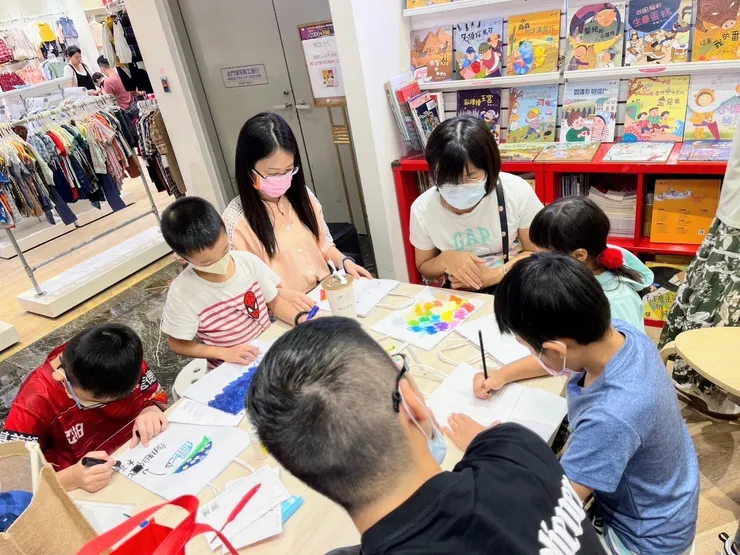 讀者們運用發下的彩羽,發揮想像力在袋子上揮灑出繽紛的顏色與圖案。