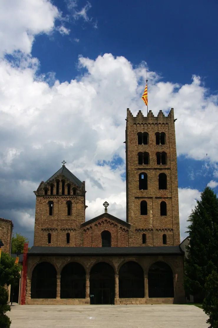 建於880年的里波爾聖瑪利亞修道院，是吉弗雷一世的長眠地