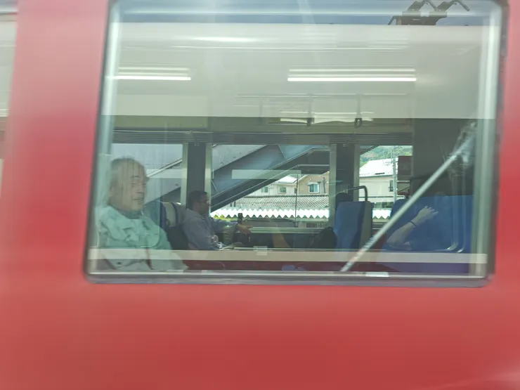 在宮津轉車時拍到對面車廂裡的阿公