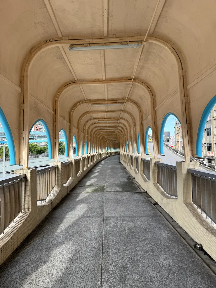 舒淇主演的千禧曼波，侯孝賢導演比較會拍