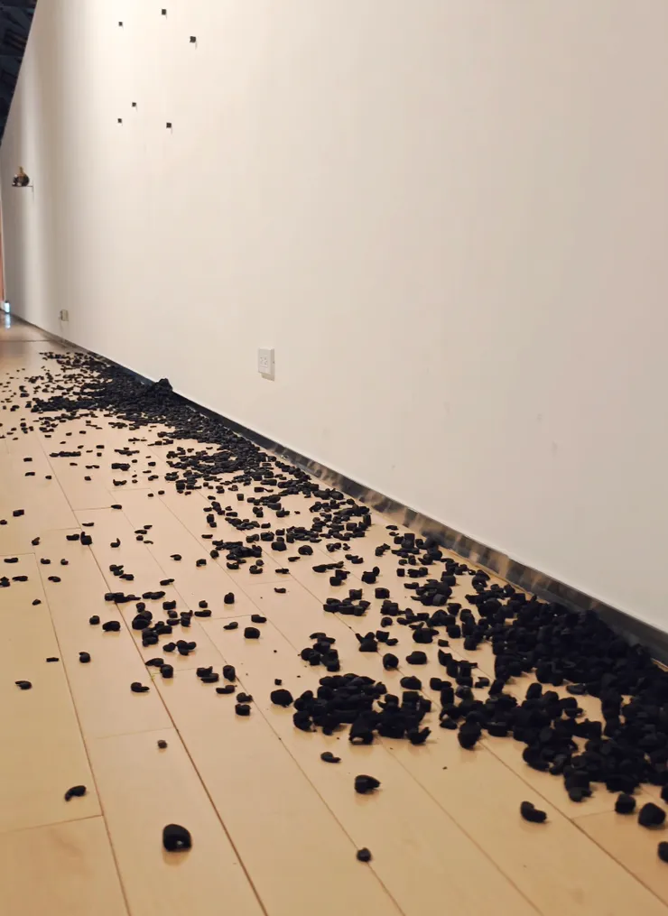 靈感來自Marcel Proust的長句寫作。逗號連接句子中的時間，也象徵時間仍在延續。當逗號被轉化為裝置藝術，它提醒人們：語言或許能描述時間，但未必能真正理解它。