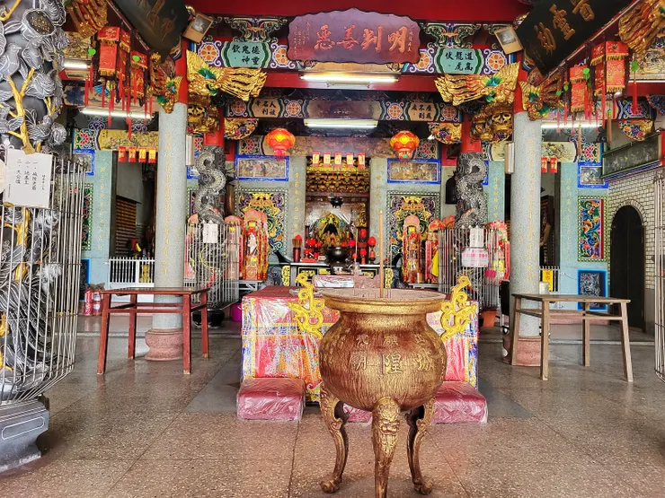 ▲出發前先來跟管區拜碼頭，請求城隍爺保祐本日山行平安順利。