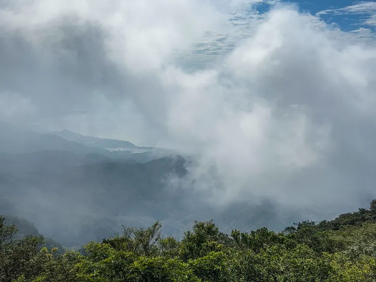 哇~這雲層擋住海了!