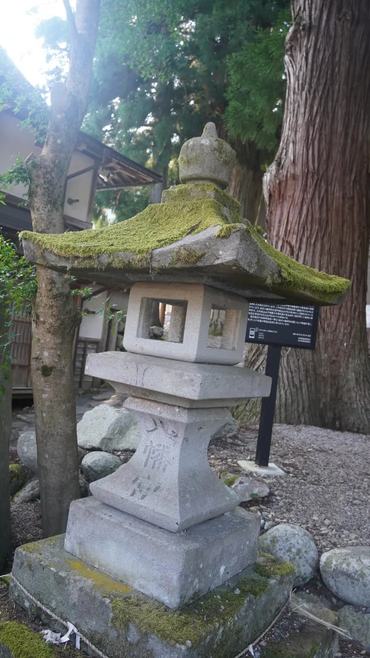 神社前古樸的獻燈