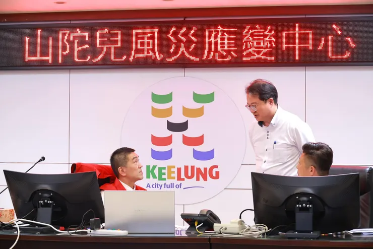 謝國樑坐鎮基隆風災應變中心(圖片引用：謝國樑)