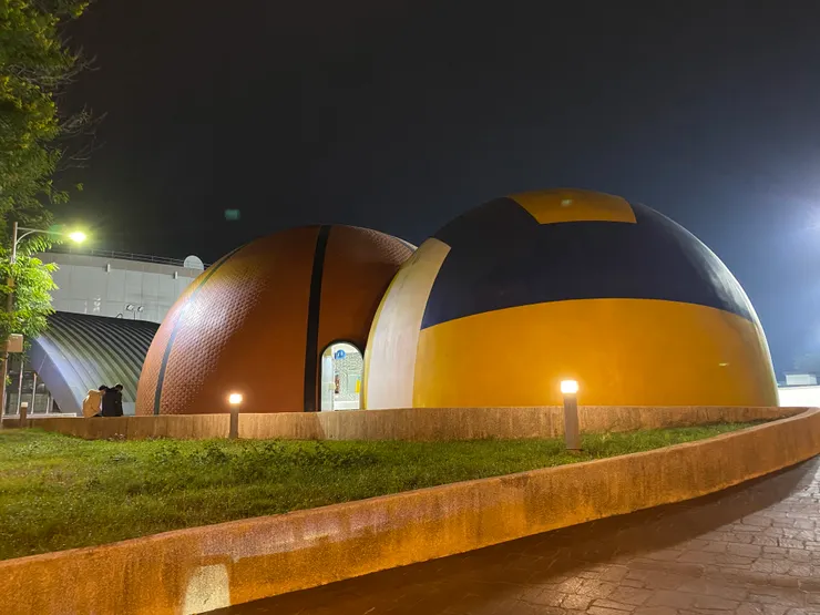 運動場外球形洗手間