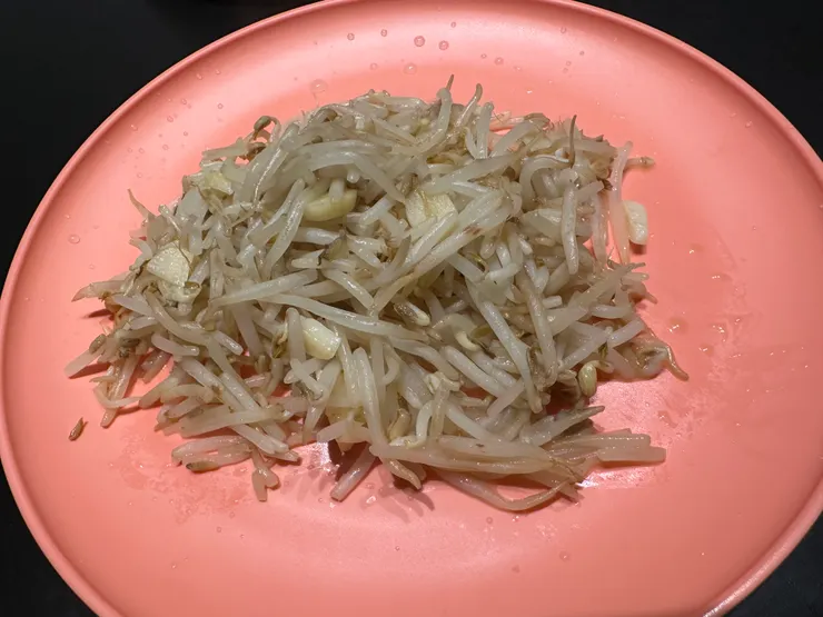 跟在台灣一模一樣樣的炒法，吃起來卻帶著酸味… 