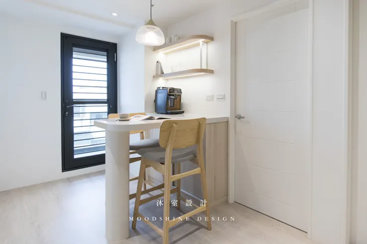 客製化餐桌區（中島、弧形層板）