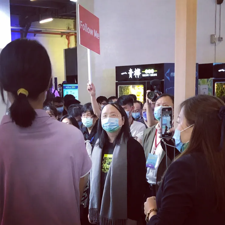 對比於外界喧鬧的沉穩之氣，是我對她的第一印象 (2022.10.22 拍攝)