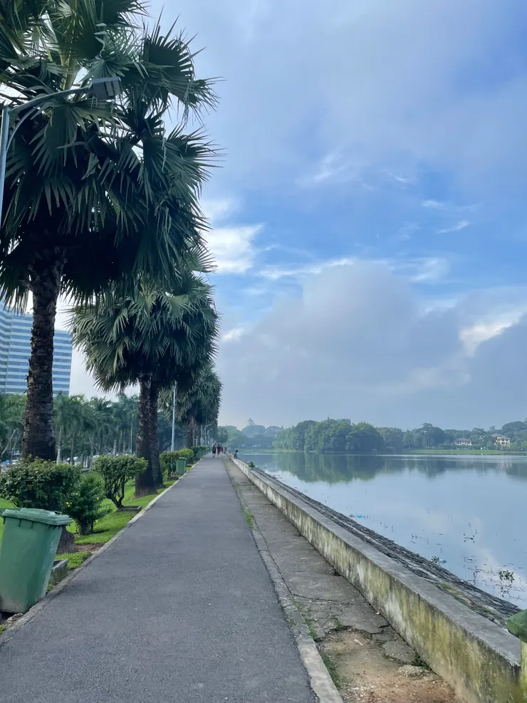 茵雅湖往步道(右)，往Myanmar Plaza方向