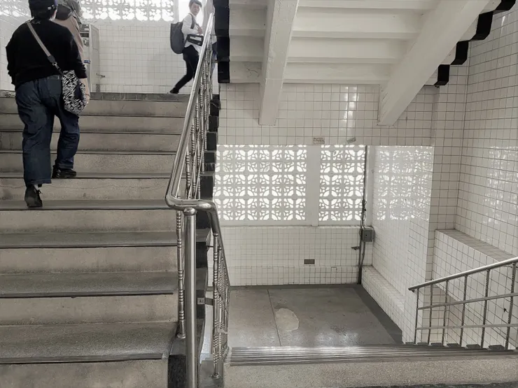 塔樓的樓梯設計，以及被變更過的花磚牆面