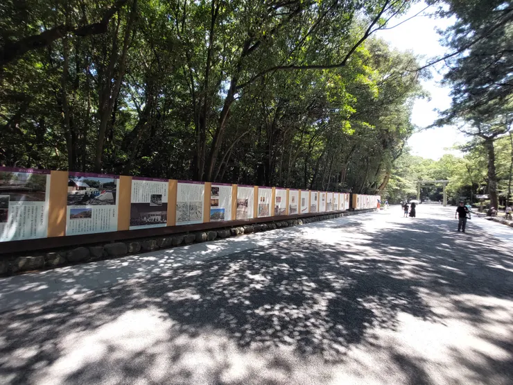 在前往主宮的路上，時不時可發現兩旁的木製介紹牌，上面詳細的介紹熱田神宮的故事和歷史～