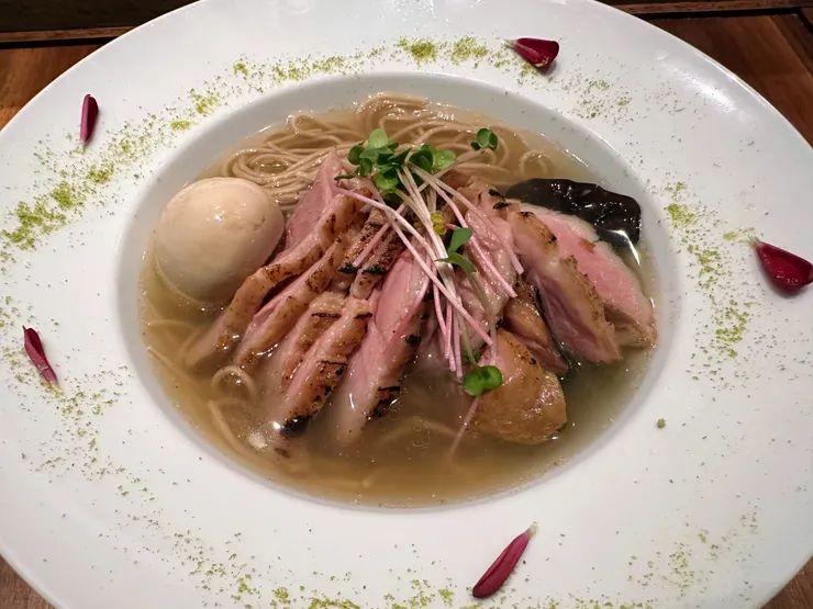 食用花瓣和山椒和湯麵一起呈現在法式湯盤看起來是不是很有食慾