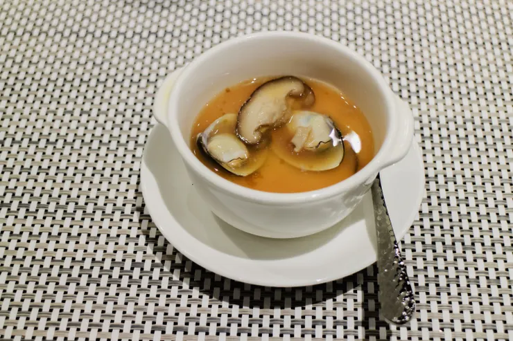 雞湯基底海鮮蒸蛋。(攝影/卓芳妤)