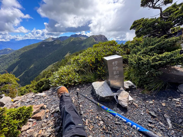 穆特勒布來回約1小時，快到山頂還要攀過大石壁，真是嚇壞我了。