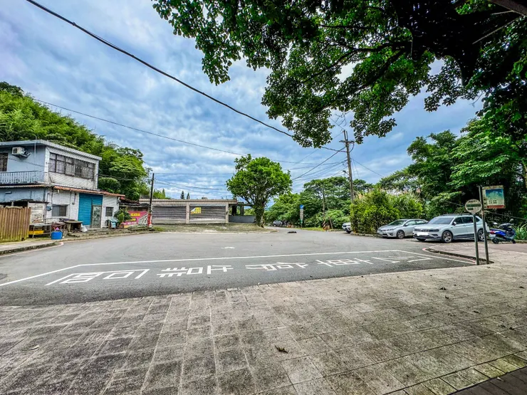 蝙蝠洞停車場目測僅有5個車位,停車處同時也是公車站,不能任意停車。不過附近民家可停車收費約50元。