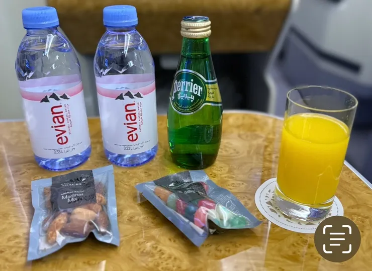 把飲料放置架𥚃的通通拿出來，排隊站好點名