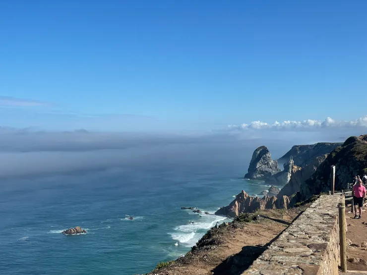 這是在辛特拉（Sintra，在葡萄牙）的羅卡角（Cabo da Roca），距離里斯本約 40 公里，是整個歐亞大陸的最西南邊，也是當時的 host 開車帶我去的。