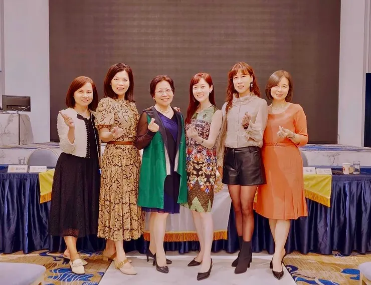 與精心打扮的夫人們