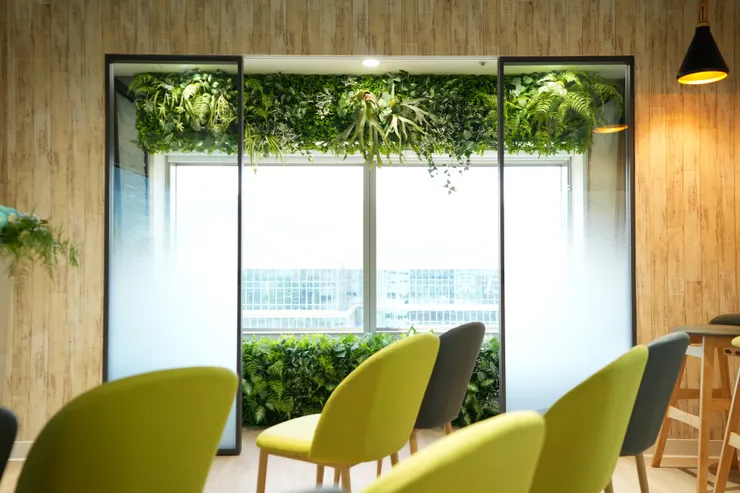 偉喬生醫創新研發中心進駐汐科，經過一年多規劃，辦公空間明亮寬敞，公共區域設計呈現溫暖氛圍。（資料來源：偉喬生醫）