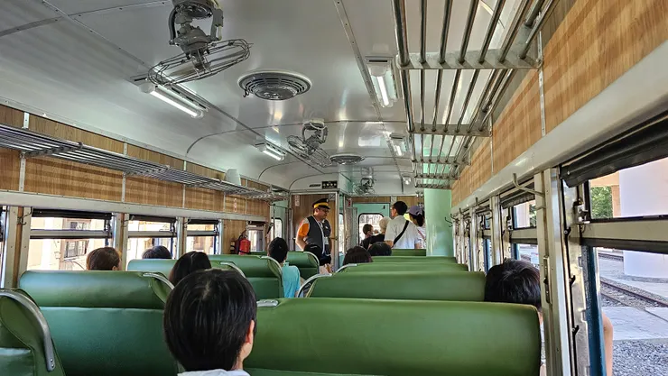 藍皮柴油客車的內部!