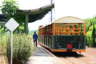 抵新頂埤站後列車完成調頭,準備回廠