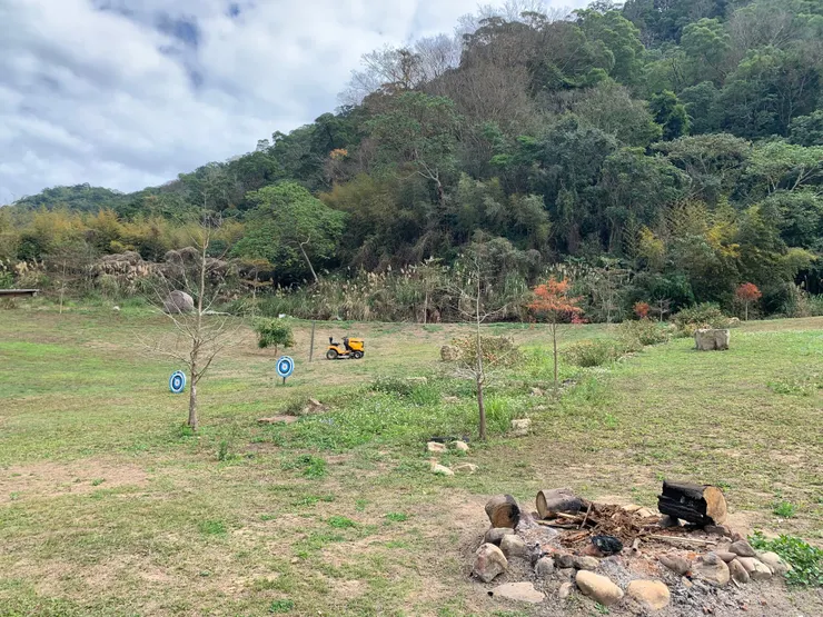 營火，裡面還有一些灰燼。