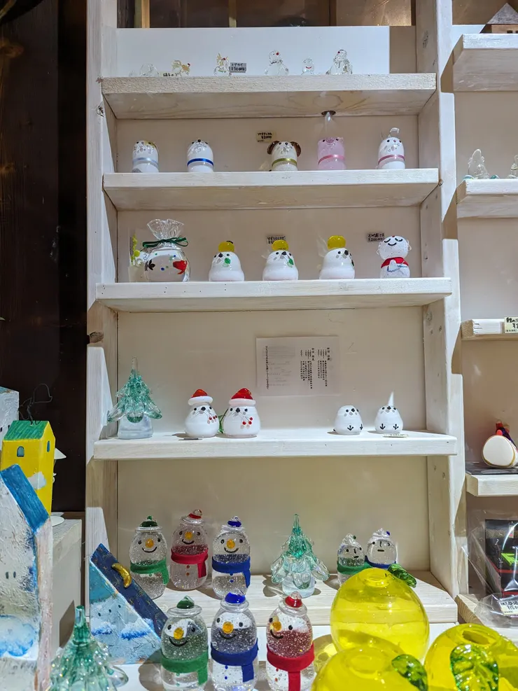 我媽收集了小紅帽長尾山雀和地藏王菩薩（那些是真的手工玻璃！