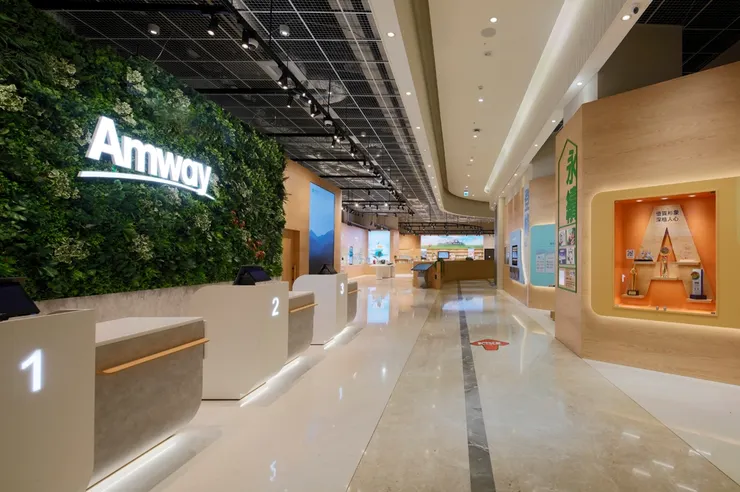 打破傳統零售框架，新竹安麗空間內部採用「零貨架」設計，將陳列空間轉化為舒適的互動區。圖/安麗提供