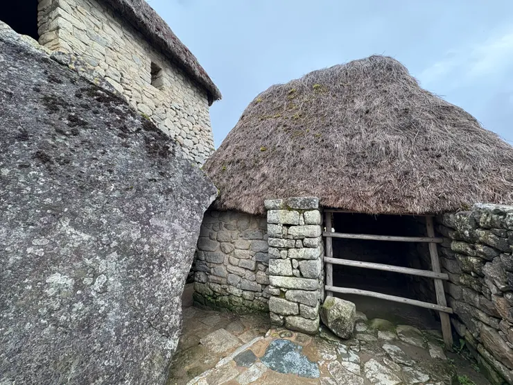 馬丘比丘大部分的建築原本都有茅草屋頂，具有很好的防水與保暖效果。圖中的茅草屋頂是修復後的展示。