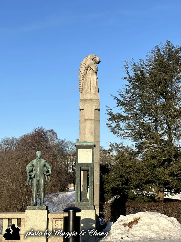 維格蘭雕塑公園・夕陽中的雕塑 夕陽餘暉下，這場力與美的交錯彷彿凝結了時間。