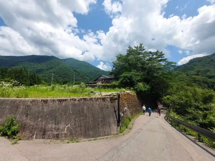 我們就是從這條路爬上觀景台的，然後照片上方的小屋就是紀念品販賣處