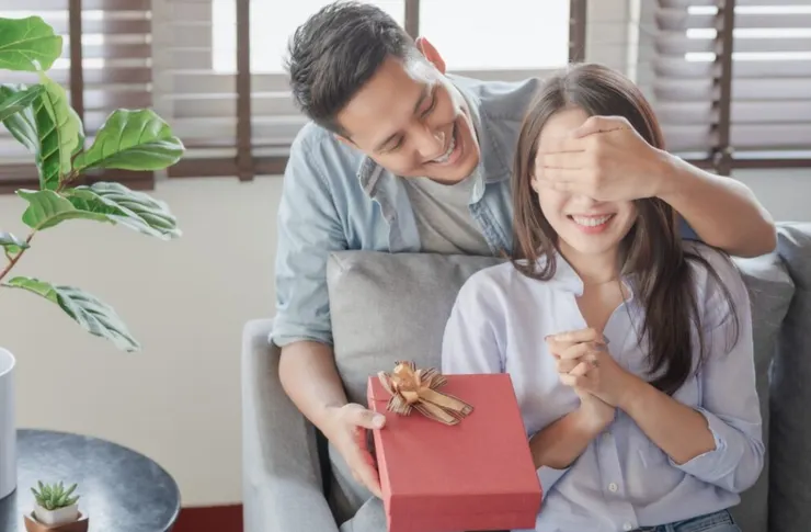 如果妳能讓他意識到，送妳禮物、幫妳分擔家務、帶妳去旅遊，能換來一個心情愉悅、溫柔如水且不找麻煩的太太，他自然會做出正確的選擇。圖/123RF圖庫