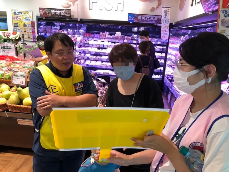 全聯花蓮區黃區經理與現代婦女基金會花蓮工作站一起與受贈者進行中秋節食材猜謎遊戲