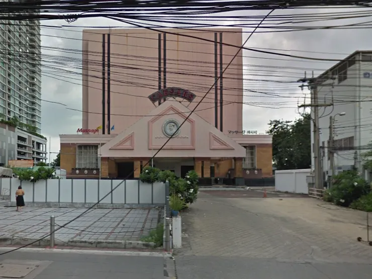 在 Google Map 上還可以看到當年這間 Caesars 的外貌