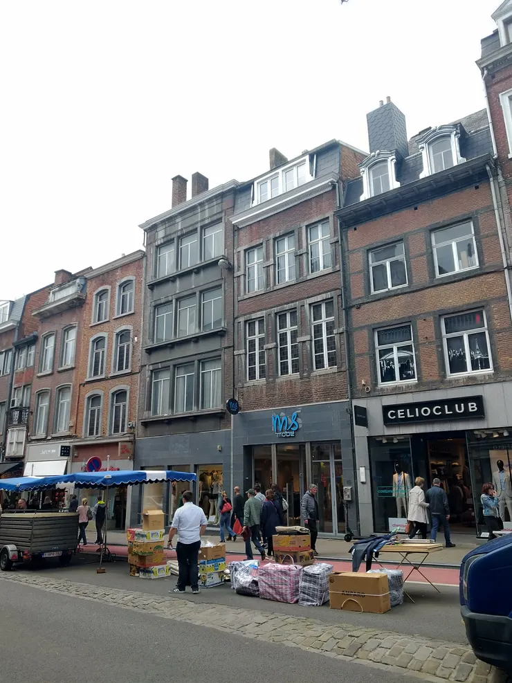 收攤時總算能看清楚一旁的店家