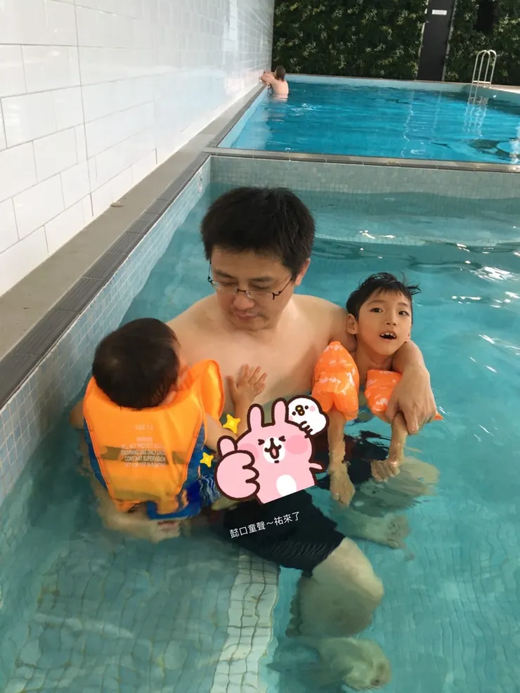兒童臂圈很考驗照顧者在水中帶身障童的臂力。